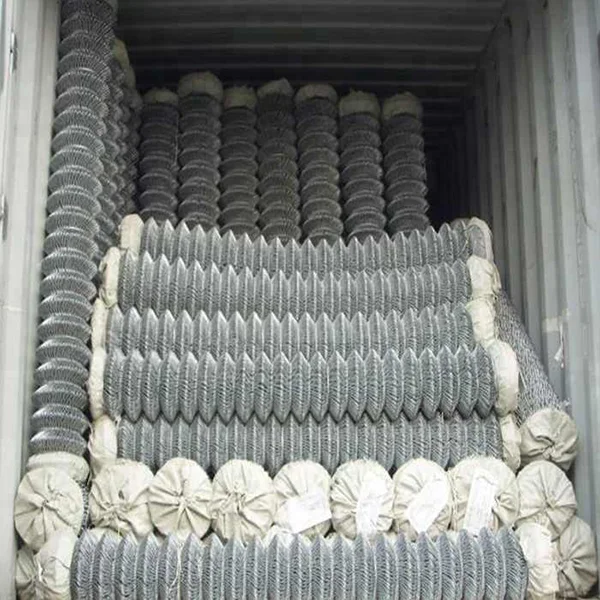 Chain link fence roll packaged in cloth bags, directly stacked in the container.